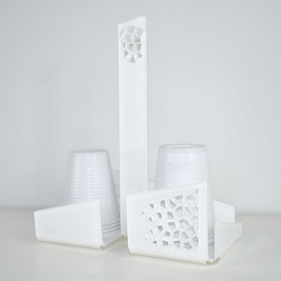 I Dettagli - Modello: Alhena - Portabicchieri in plexiglass dalle linee moderne per bicchieri di plastica - SKU: CP814 