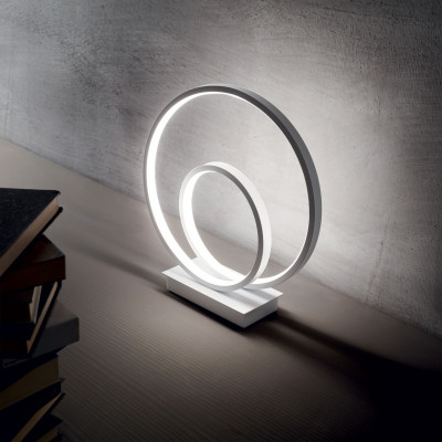  Ideal lux - Modello: Oz - Lampada da comodino a LED con struttura in metallo e diffusore in acrilico - Attacco Lampadina: Led Integrato - 1 Lampadina - Watt 22W - Lumen 2600 - Dimmerabile: NO - Gradi Kelvin 3000k Luce Calda - Grado di Protezione: IP20 - Classe Energetica: F - SKU: 26947 