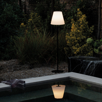  Ideal lux - Modello: Arcadia - Lampada da giardino da terra alta con struttura in metallo e diffusore in PMMA - Colore: Antracite - Attacco Lampadina: E27 - 1 Lampadina - Watt 42W - Dimmerabile: NO - Grado di Protezione: IP44 - SKU: 298610 - Codice EAN: 8021696222769 