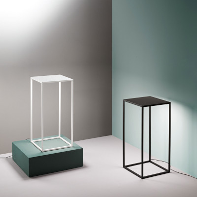  Ideal lux - Modello: Ipotesi - Lampada da terra a led con struttura in alluminio bassa - Attacco Lampadina: Led Integrato - 1 Lampadina - Watt 16W - Lumen 1700 - Dimmerabile: NO - Gradi Kelvin 3000k Luce Calda - Grado di Protezione: IP44 - Classe Energetica: F - SKU: 30064 