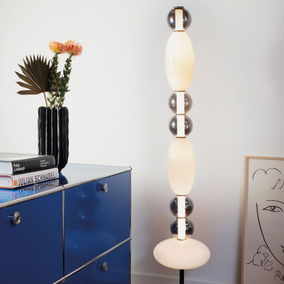  Ideal lux - Modello: Lumiere - Lampada da terra a LED con struttura in metallo e decori in vetro - Colore: Bianco - Attacco Lampadina: Led Integrato - 1 Lampadina - Watt 58W - Lumen 7550 - Dimmerabile: NO - Gradi Kelvin 3000k Luce Calda - Grado di Protezione: IP20 - Classe Energetica: E - SKU: 314198 - Codice EAN: 8021696359793 