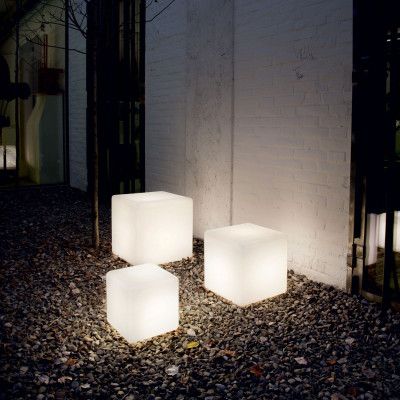  Ideal lux - Modello: Luna - Lampada da terra da giardino con struttura cubica piccola in pvc - Colore: Bianco - Attacco Lampadina: E27 - 1 Lampadina - Watt 60W - Dimmerabile: NO - Grado di Protezione: IP44 - SKU: 191577 - Codice EAN: 8021696122878 