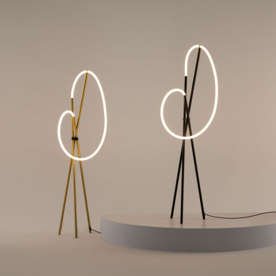  Maytoni - Modello: Crochet - Piantana moderna in metallo con diffusore a led dimmerabile - Attacco Lampadina: Led Integrato - 1 Lampadina - Watt 36W - Lumen 2500 - Dimmerabile: SI - Gradi Kelvin 3000k Luce Calda - Grado di Protezione: IP20 - Classe Energetica: G - SKU: MOD369FL-L36 
