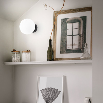  Perenz - Modello: Maga - Applique da parete moderna con struttura in metallo e diffusore a bocia in vetro - Attacco Lampadina: G9 - 1 Lampadina - Watt 28W - Dimmerabile: NO - Classe Energetica: A - SKU: 8070 