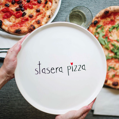  Simple Day - Modello: Stasera Pizza - Piatto per Pizza in ceramica - Colore: Bianco - SKU: 10011134 - Codice EAN: 8056284705911 