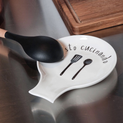  Simple Day - Modello: Sto Cucinando - Poggiamestoli in ceramica - Colore: Bianco - SKU: 10010630 - Codice EAN: 8058269699246 