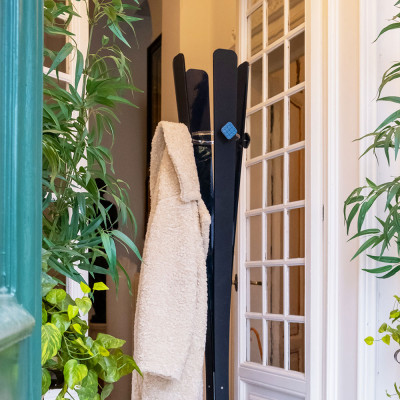  Vesta - Modello: Vera - Appendiabiti da terra con struttura in metallo e plexiglass dal design moderno - SKU: 25016 