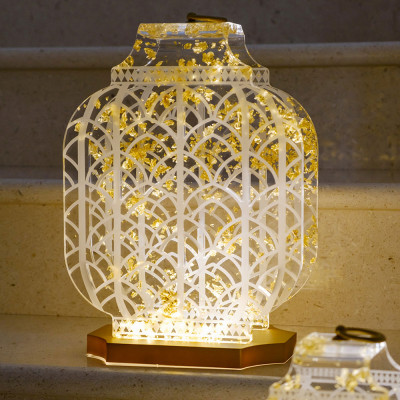  Vesta - Modello: Atena - Lampada da tavolo media ricaricabile a LED in plexiglass dal design moderno - Colore: Oro - Attacco Lampadina: Led Integrato - 1 Lampadina - Watt 12W - Dimmerabile: SI - Gradi Kelvin 4000k Luce Naturale - Grado di Protezione: IP20 - SKU: 0435656 - Codice EAN: 8059692109852 