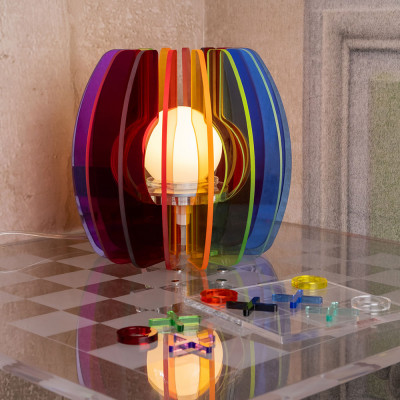  Vesta - Modello: Iride - Lampada da tavolo piccola in plexiglass dal design moderno - Attacco Lampadina: E14 - 1 Lampadina - Watt 60W - Dimmerabile: NO - Grado di Protezione: IP20 - SKU: 01099 