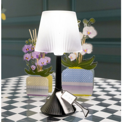  Vesta - Modello: Duse - Lampada da tavolo ricaricabile a led dal design moderno - Attacco Lampadina: Led Integrato - 1 Lampadina - Watt 5W - Dimmerabile: SI - Gradi Kelvin 4000k Luce Naturale - Grado di Protezione: IP20 - SKU: 01957 