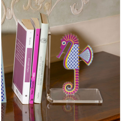  Vesta - Modello: Cavalluccio - Reggilibri in plexiglass dal design elegante - SKU: 7500101 - Codice EAN: 8059692107933 