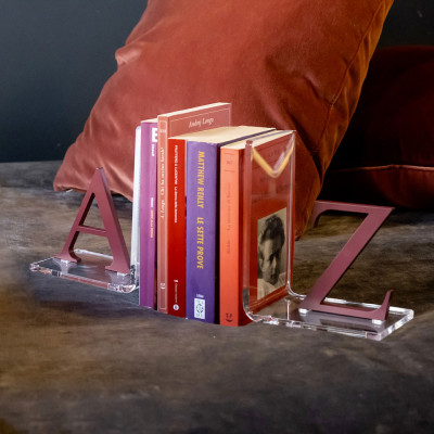  Vesta - Modello: Letters - Reggilibri set 2pz con struttura in plexiglass dalle linea moderna - Colore: Marsala - SKU: 0890294 - Codice EAN: 8059692105045 