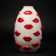 Vaso alto in ceramica dal design particolare con labbra rosse