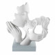 Scultura da tavolo con bacio piccola in marmorino dal design moderno ed elegante