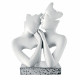 Scultura da tavolo piccola in marmorino dal design moderno con coppia innamorati