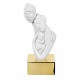 Scultura da tavolo in marmorino con base con la famiglia abbracciata